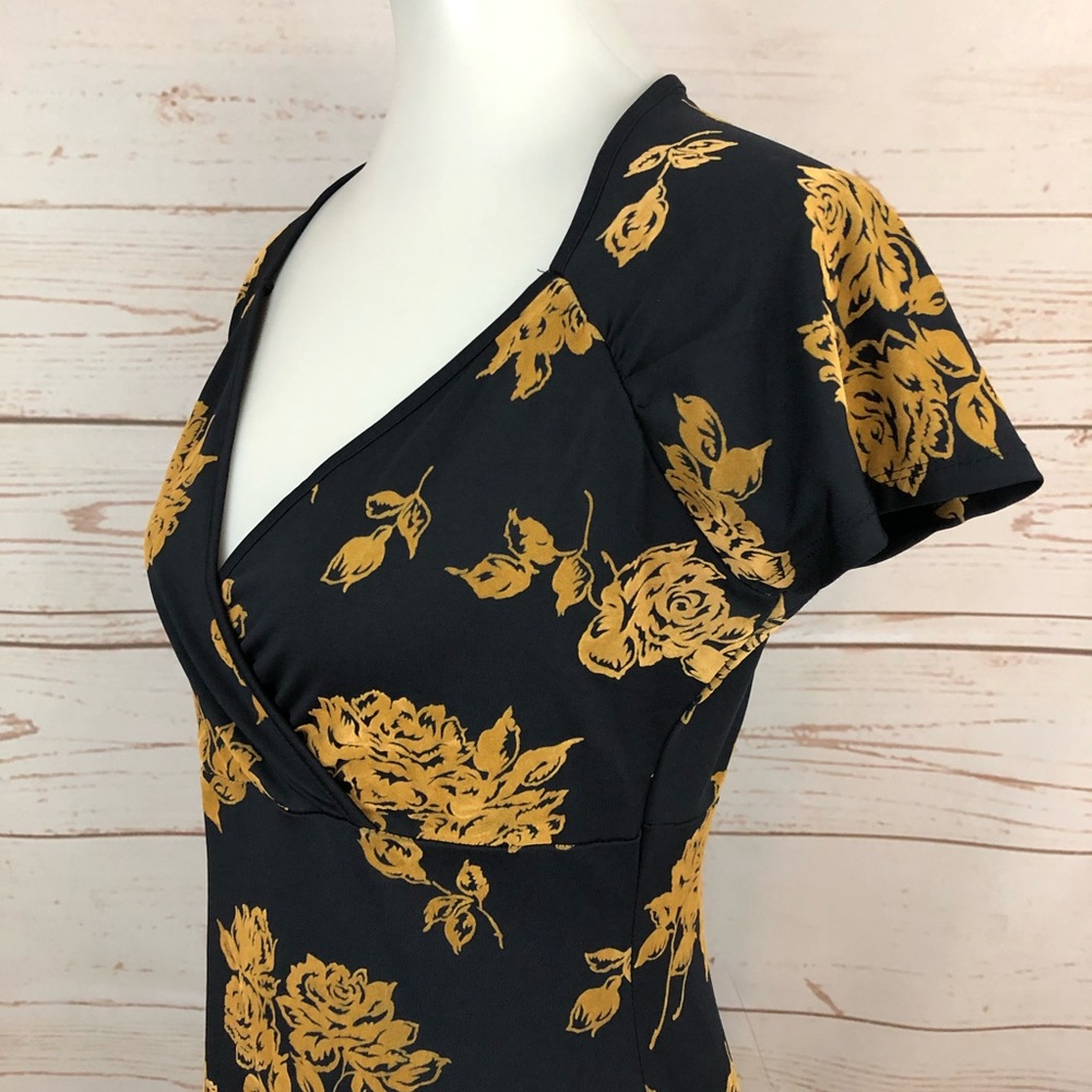 Louie et Lucie Retro Velvet Floral Surplice Dress - Picture 5 of 9